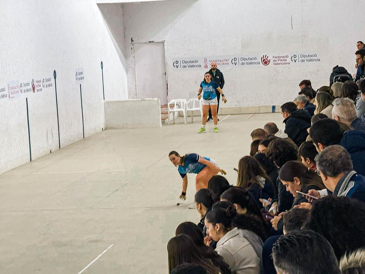 Ana, del CPV Baix Girona A, colpeja la pilota durant la final de Primera femenina