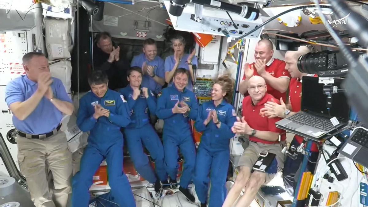 Los miembros de la tripulación del SpaceX Dragon (en azul oscuro), a su llegada a la estación espacial internacional con los astronautas Butch Wilmore, Suni Williams, Nick Hague y Don Pettit, y los cosmonautas Aleksandr Gorbunov, Alexey Ochinin e Ivan Vagner.