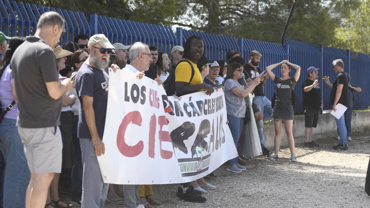 Un grupo de personas se manifiesta para pedir el cierre del CIE de Murcia, en una foto del verano pasado.
