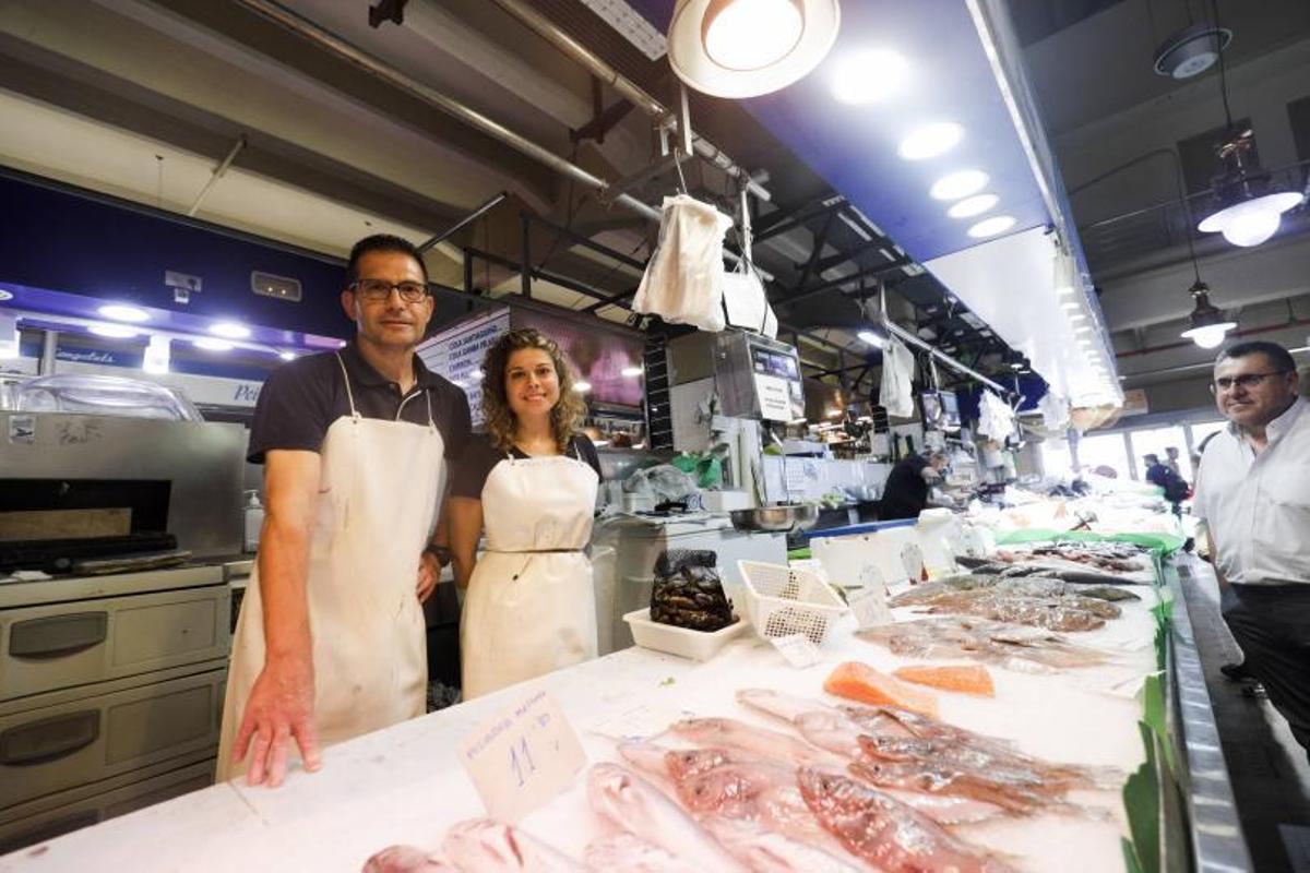 Imagen de los precios del pescado fresco en el Mercat del Olivar en Palma.  | MANU MIELNIEZUK/INNA ALOY