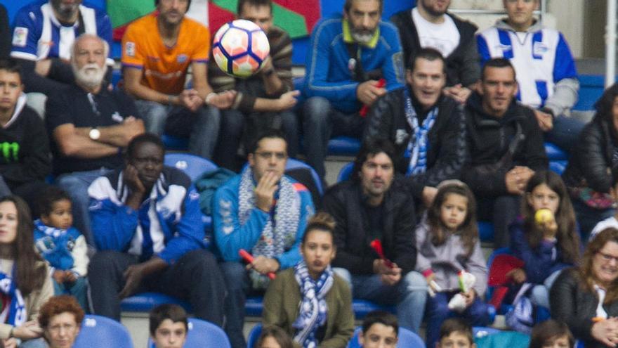 Llorente, en el salto con Deyverson en el gol local.