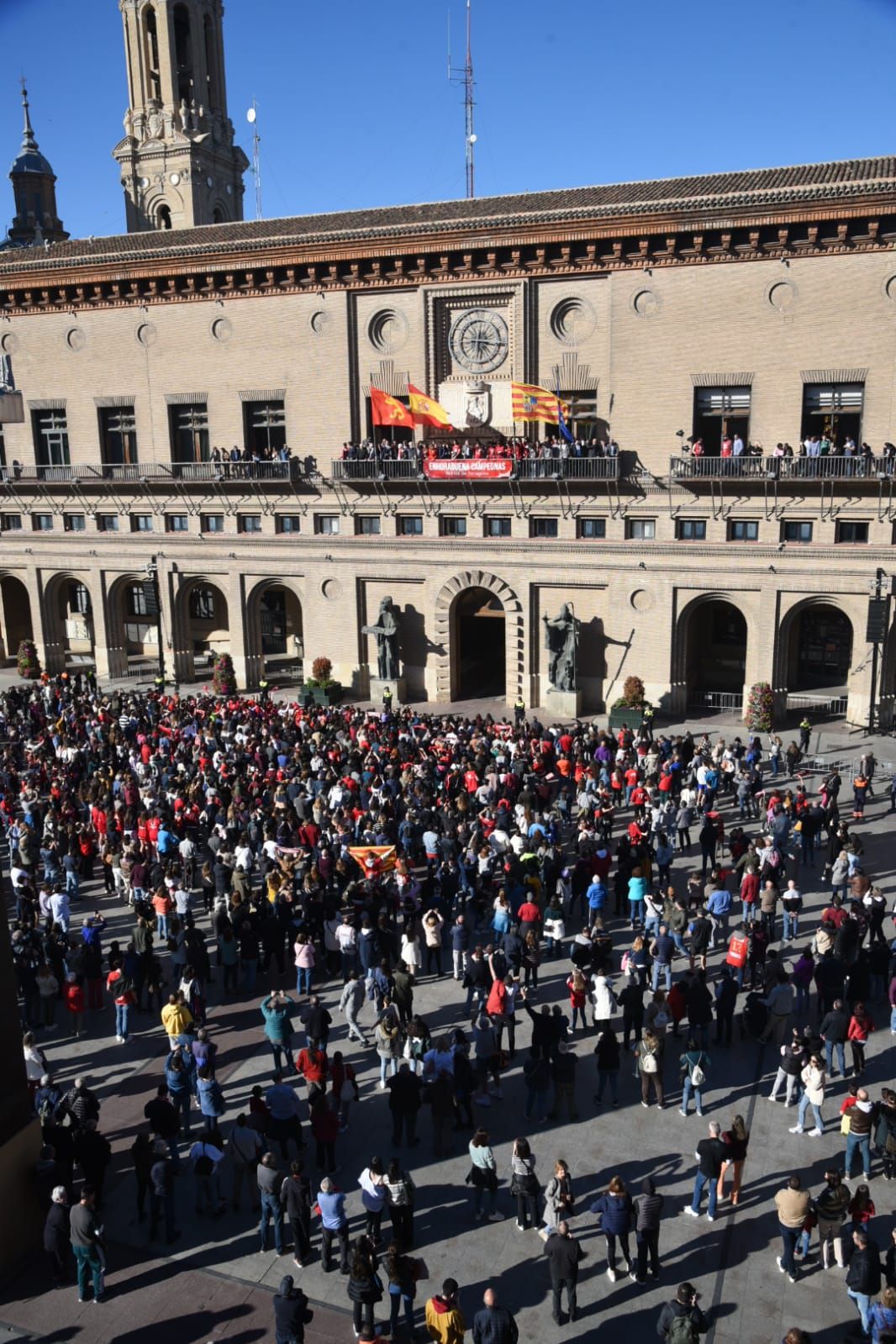 Baño de masas del Casademont Zaragoza en la plaza del Pilar y ofrenda de la Copa de la Reina a la Virgen del Pilar