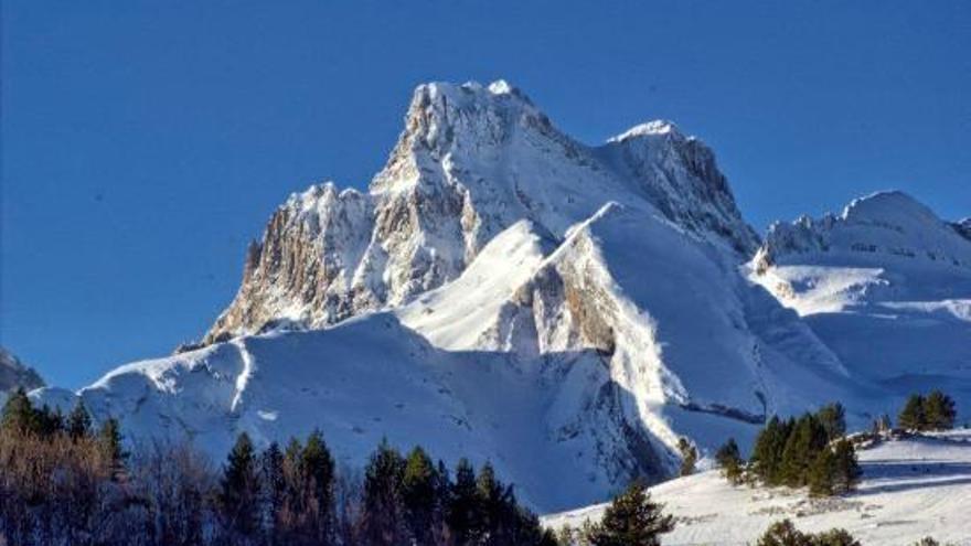 La Guardia Civil rescata ilesos a 2 escaladores en el pico de Aspe