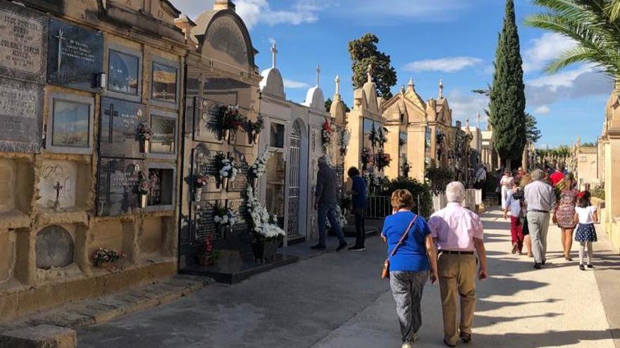 Decenas de ilicitanos, esta mañana, en el Cementerio Viejo