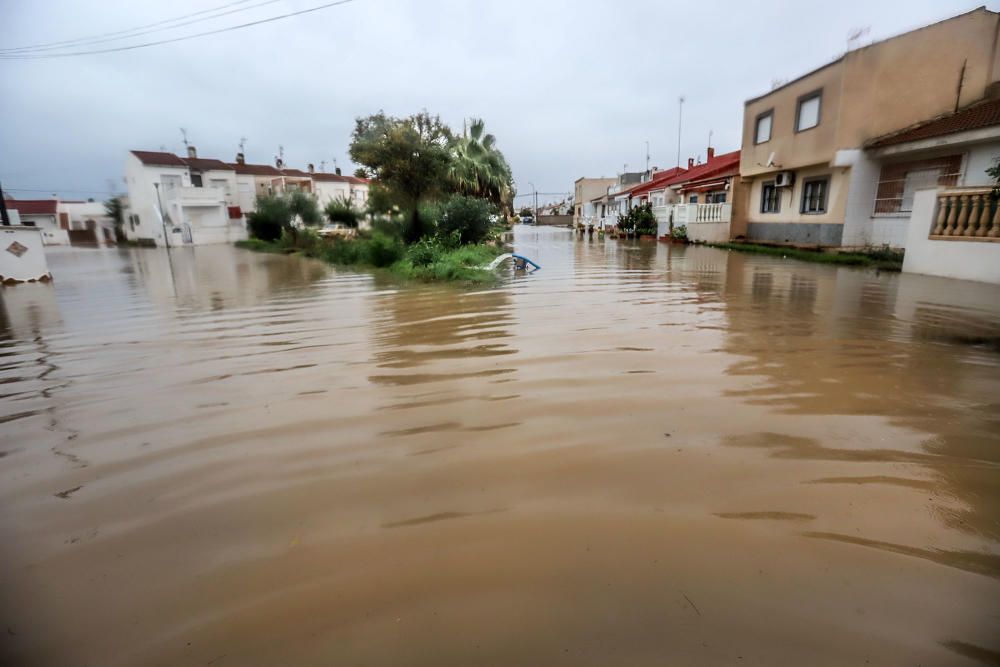 Imágenes de los vecinos retirando agua de las viviendas y las balsas de laminación que no dieron abasto ayer junto a la laguna de Torrevieja