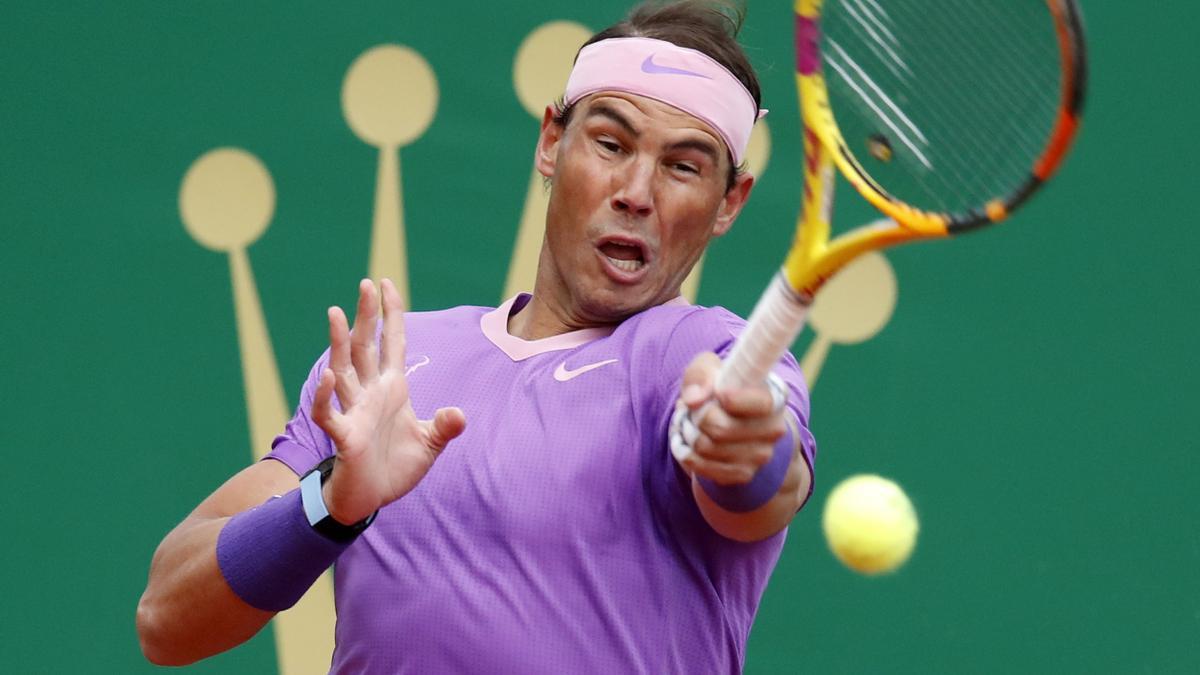 Rafa Nadal devuelve una bola en el Masters 1000 de Montecarlo.