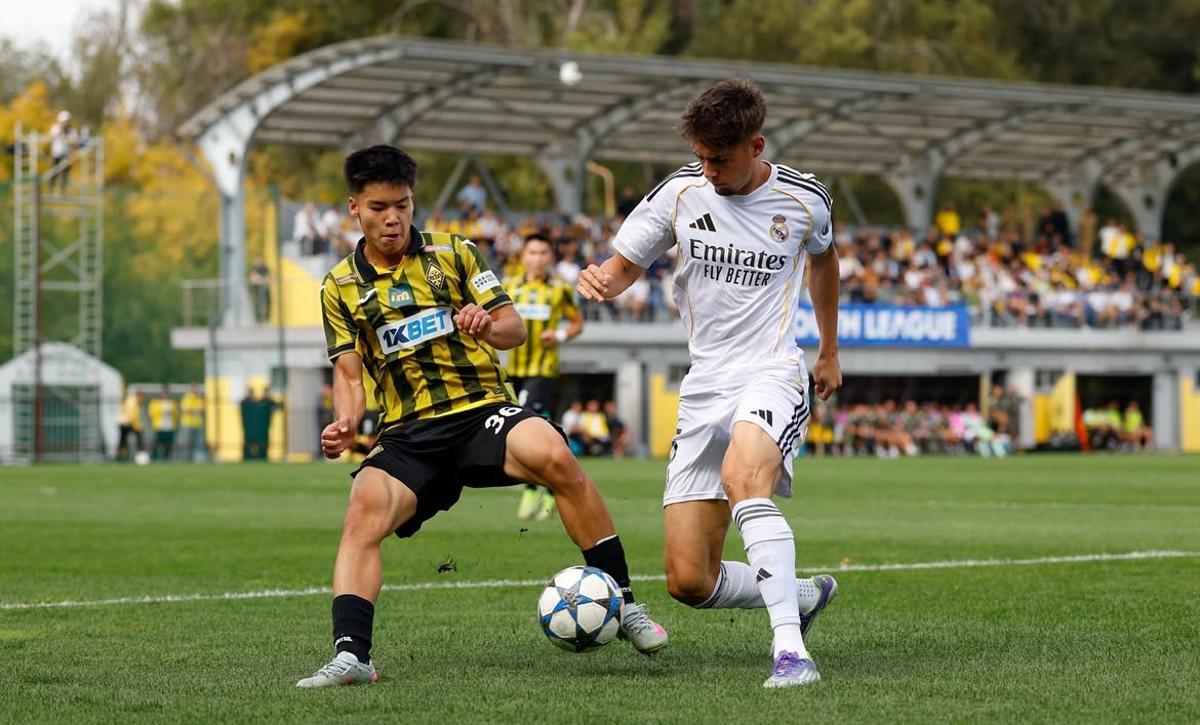 Víctor Valdepeñas pugna un balón en la UEFA Youth League