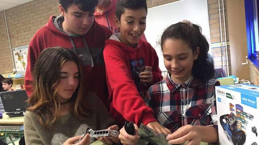 Un grupo de alumnos del IES Mestre Landín comienza a trabajar con los robots. // S.A.