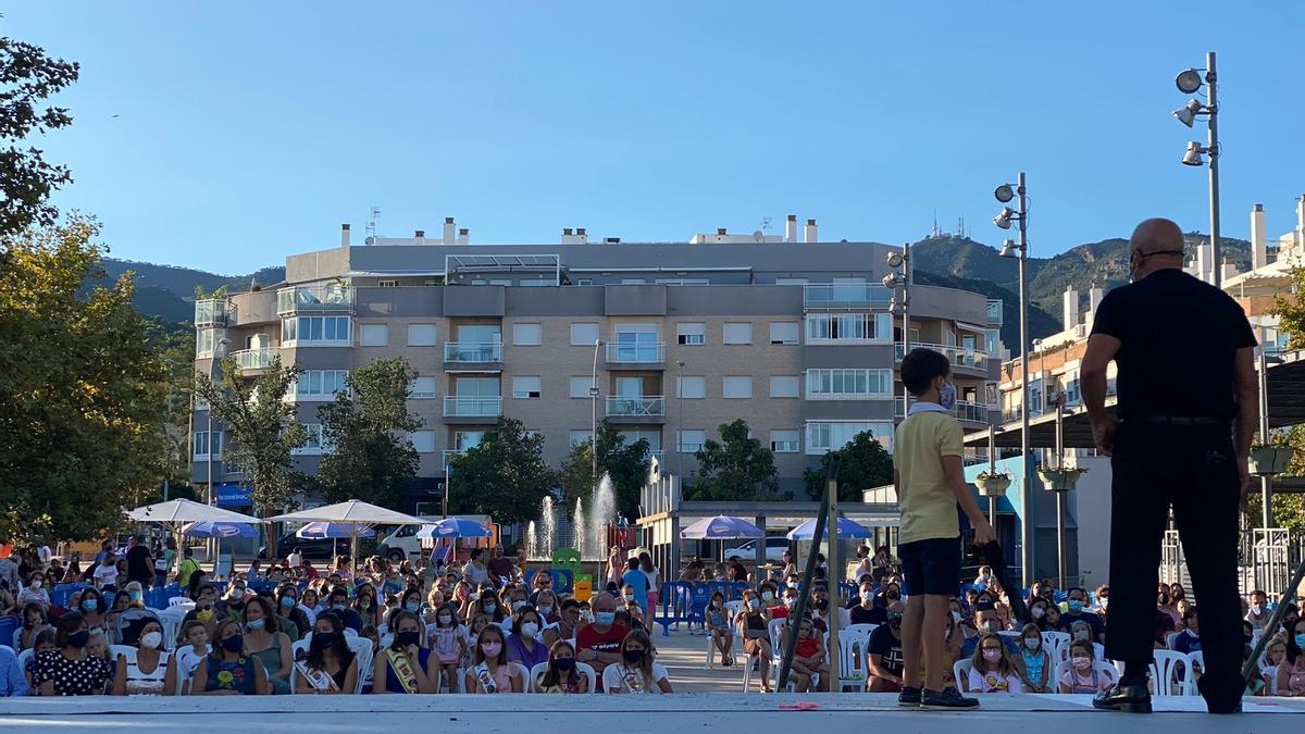 Actuación de magia y humor a cargo de Carlos Viruete en la plaza Corts Valencianes.