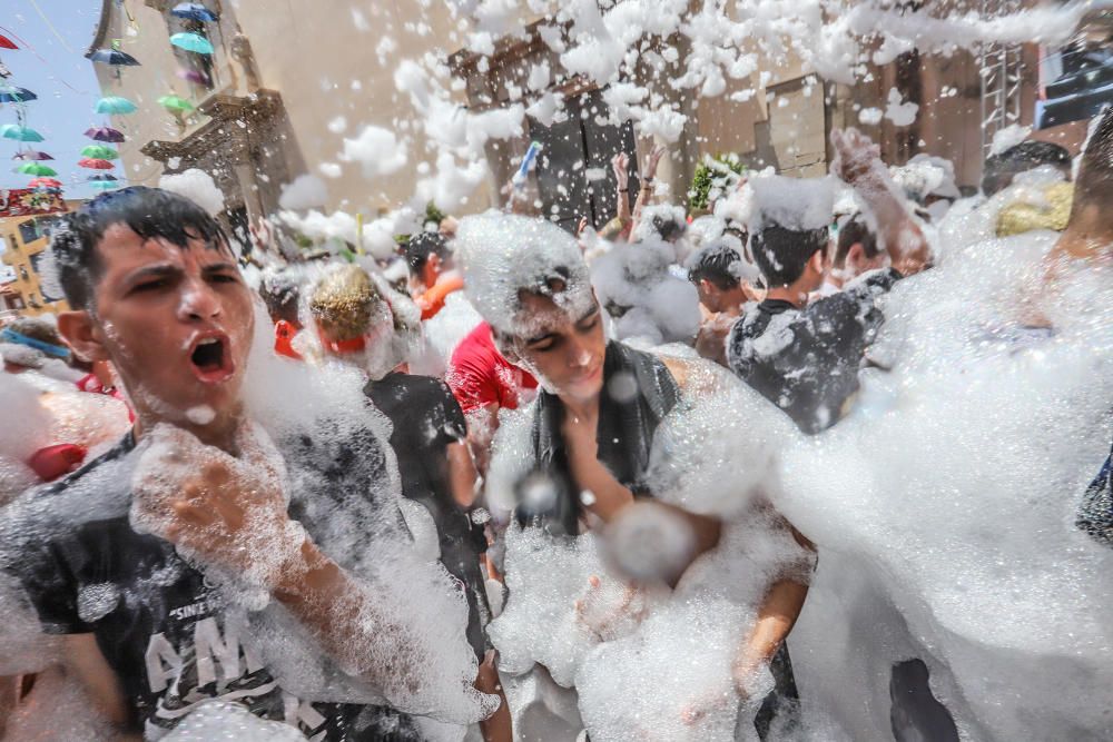 Los catralenses y muchos vecinos de la Vega Baja estallan en alegría y fiesta para iniciar las celebraciones de San Juan con el chupinazo