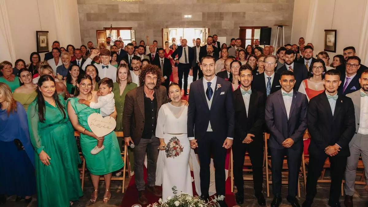 Una boda en ambulancia y con "Mucho Love": el divertido enlace de Aitana y Pedro en un día de récord nupcial en Llanera