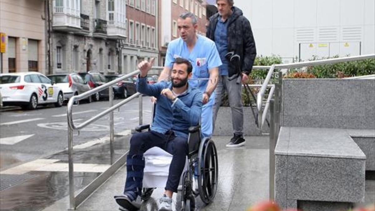 Aleix Vidal, en silla de ruedas, antes de ser trasladado desde Vitoria.