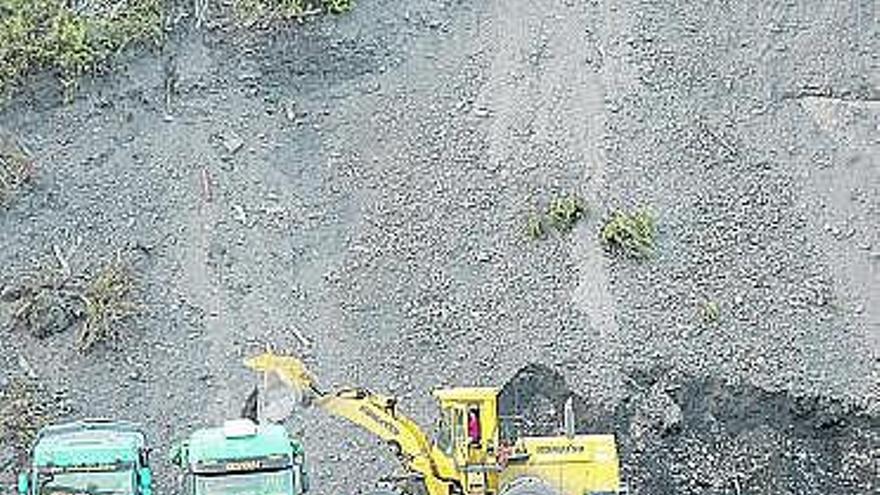 Máquinas trabajando en la carga de mineral en la escombrera de La Camocha.