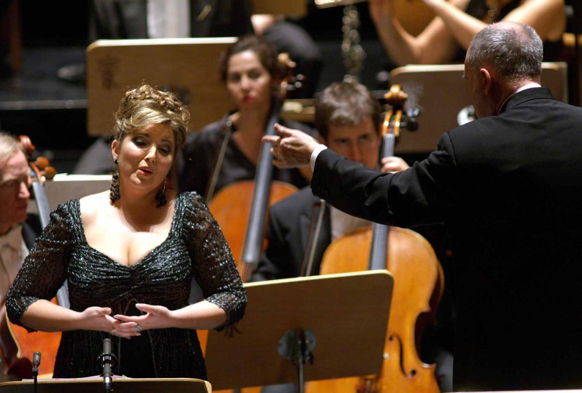 MD71 MADRID 07/07/2006.- La cantante granadina Mariola Cantarero (i) -en el papel de Zulema- y el maestro Jesús López Cobos (d), durante el estreno de la versión concierto la ópera "La Conquista di Granata", una de las obras más representativas del navarro Emilio Arrieta que ha sido recuperada dentro del ciclo Clásicos del Real. EFE/ Javier del Real. SOLO USO EDITORIAL. MUSICA CLASICA. SOPRANOS. CANTANTES. ACTUACIONES. CONCIERTOS