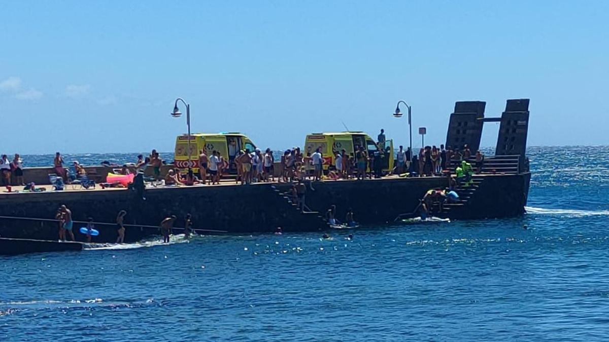 Las dos ambulancias en el muelle de Arinaga donde fue atendido el bañista.