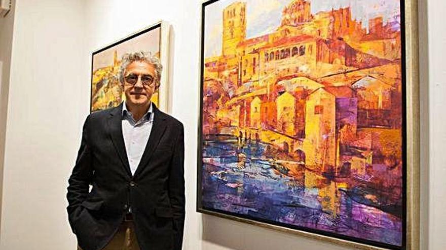 El pintor Alfonso Cuñado con una de sus obras.