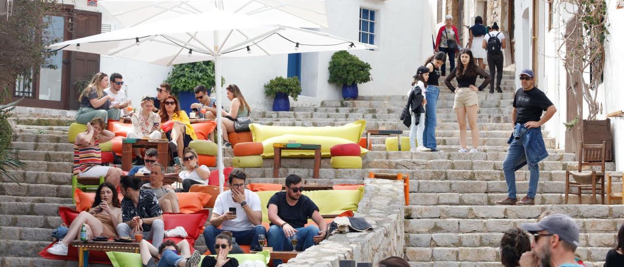 Turistas en Eivissa en Semana Santa. | J.A.RIERA