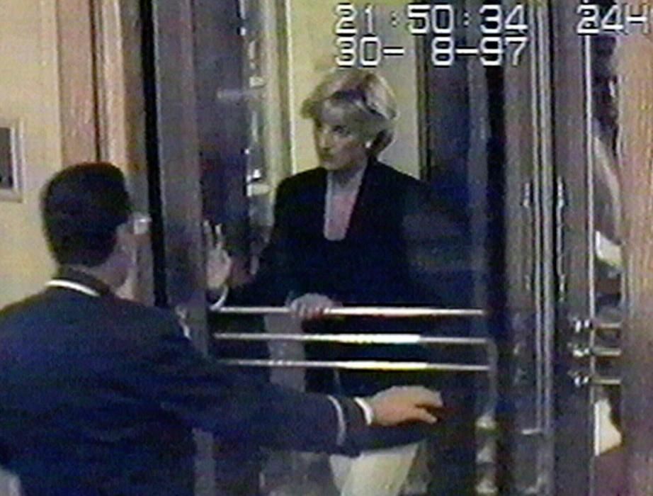 Diana de Gales llega al Hotel Ritz de París el sábado 30 de agosto de 1997 en esta foto hecha con una cámara de seguridad. Pocas horas después, la princesa junto con su prometido Dodi Fayed y su chofer murieron a causa de heridas sufridas en un accidente automovilístico en París a primera hora del domingo 31 de agosto