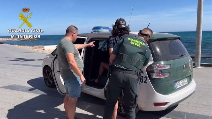 Móviles y ropa de los detenidos y secuencia de uno de los arrestos en el paseo marítimo de Juan Aparicio de Torrevieja.