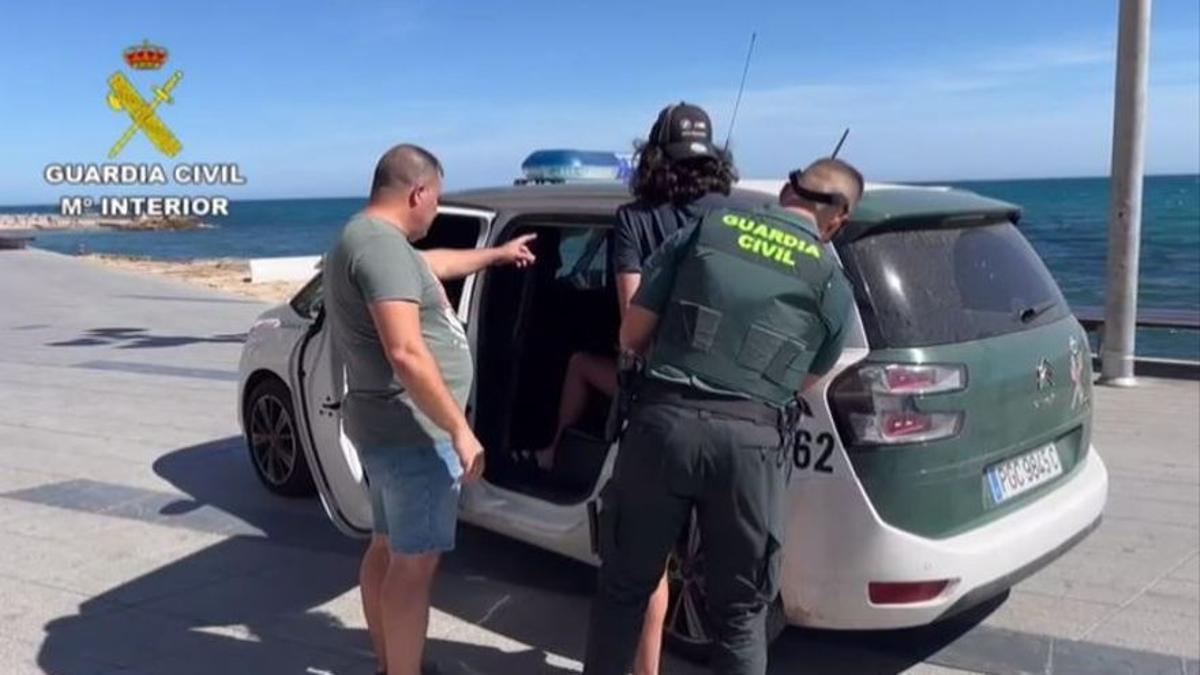 Móviles y ropa de los detenidos y secuencia de uno de los arrestos en el paseo marítimo de Juan Aparicio de Torrevieja.