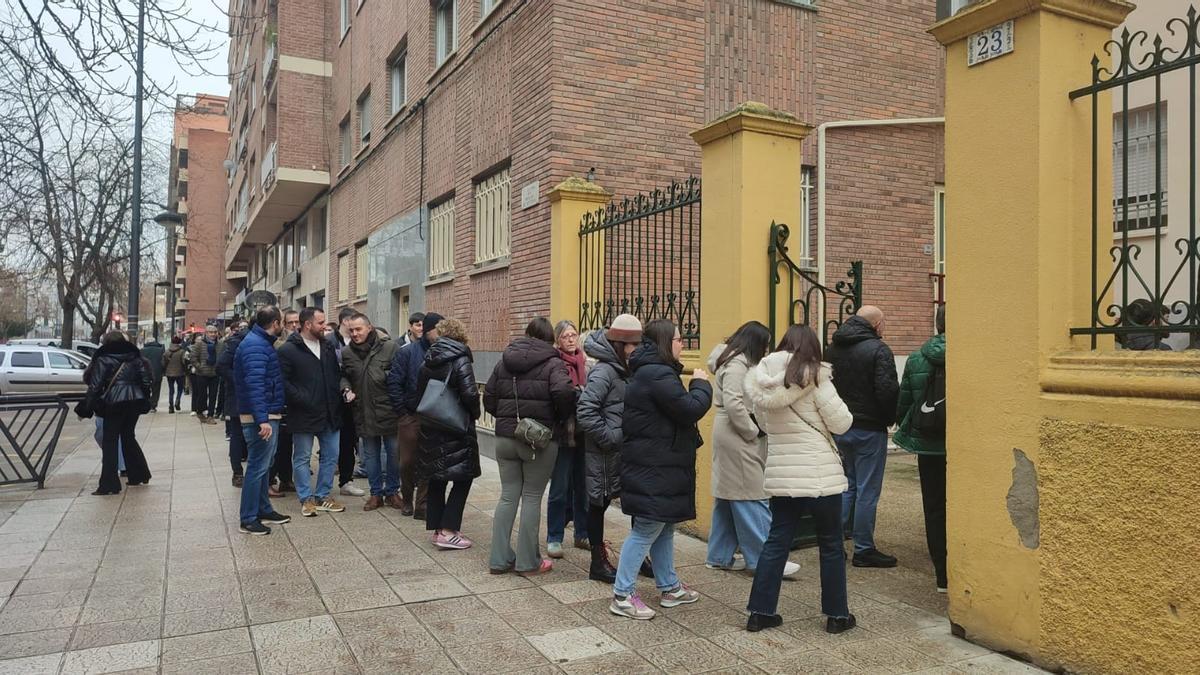 Colas para acceder al teatro del Amor de Dios.