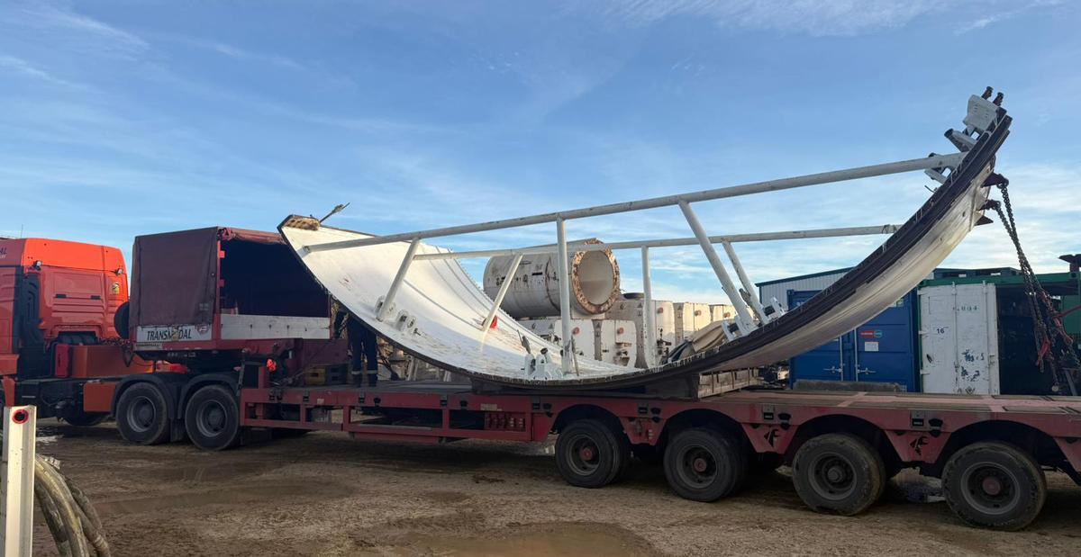 Transporte de la primera pieza de la tuneladora de la L8 a la Gran Via.