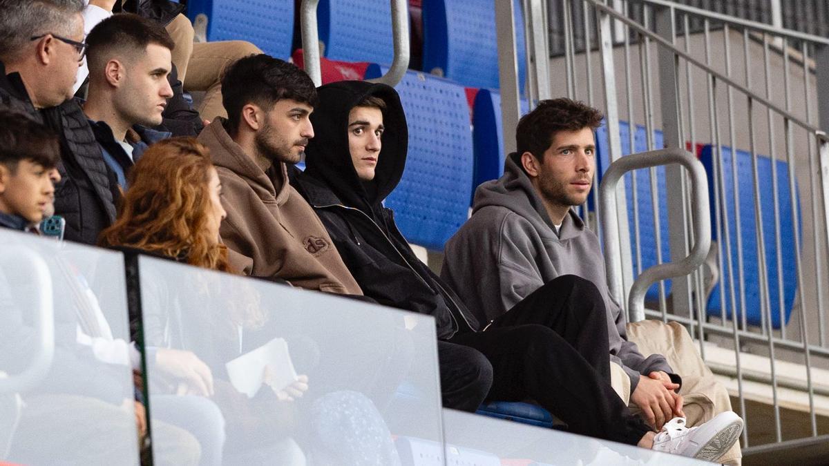 Pedri, Gavi y Sergi Roberto, en el Johan Cruyff para ver al Barça Atlètic