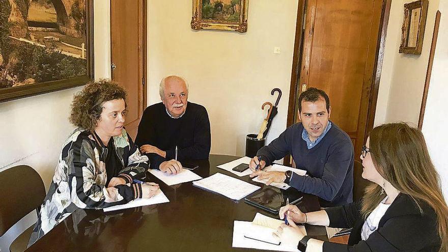 Por la izquierda, Marina Huerta, José Carbonell, José Manuel González y Vanesa González, durante la reunión en el Ayuntamiento, ayer.