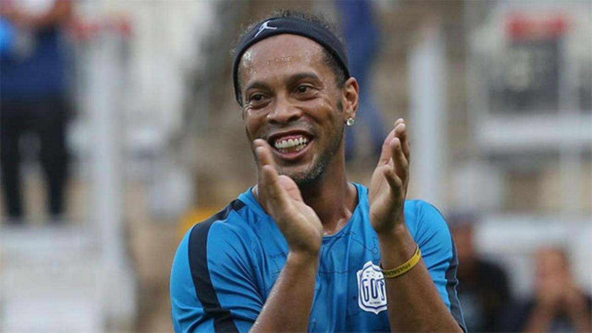 La grada alucina y no es para menos: la magia de Ronaldinho sigue intacta
