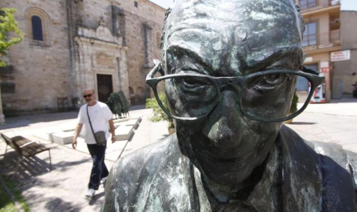 La figura de Herminio Ramos vuelve a su ubicación original tras su reparación.