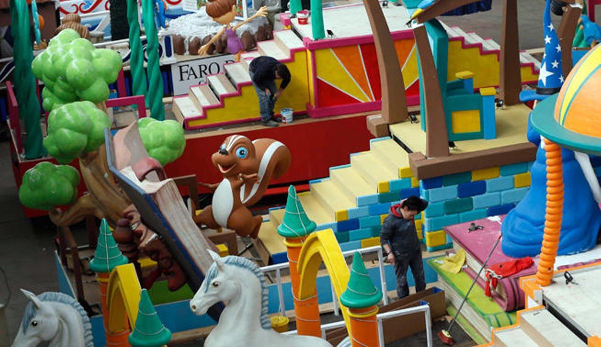 Trabajos de montaje de las carrozas de la cabalgata // R. Grobas