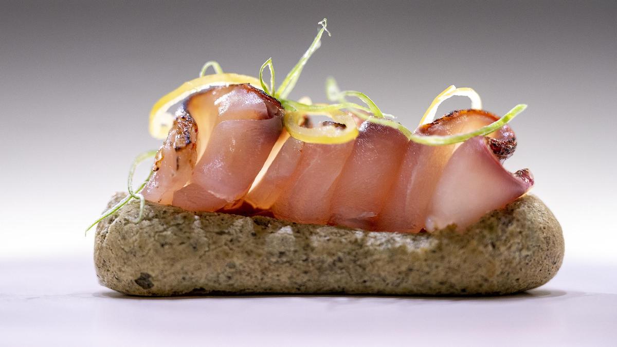 El 'éclair' de algas con interiores de salmonete y los lomos encima, plato de Besta.