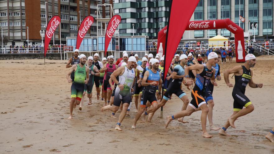 Julen Lopetegui, sobrino del exentrenador del Sevilla, y Beatriz Tenreiro ganan el Triatlón Ciudad de Gijón-Playa de San Lorenzo