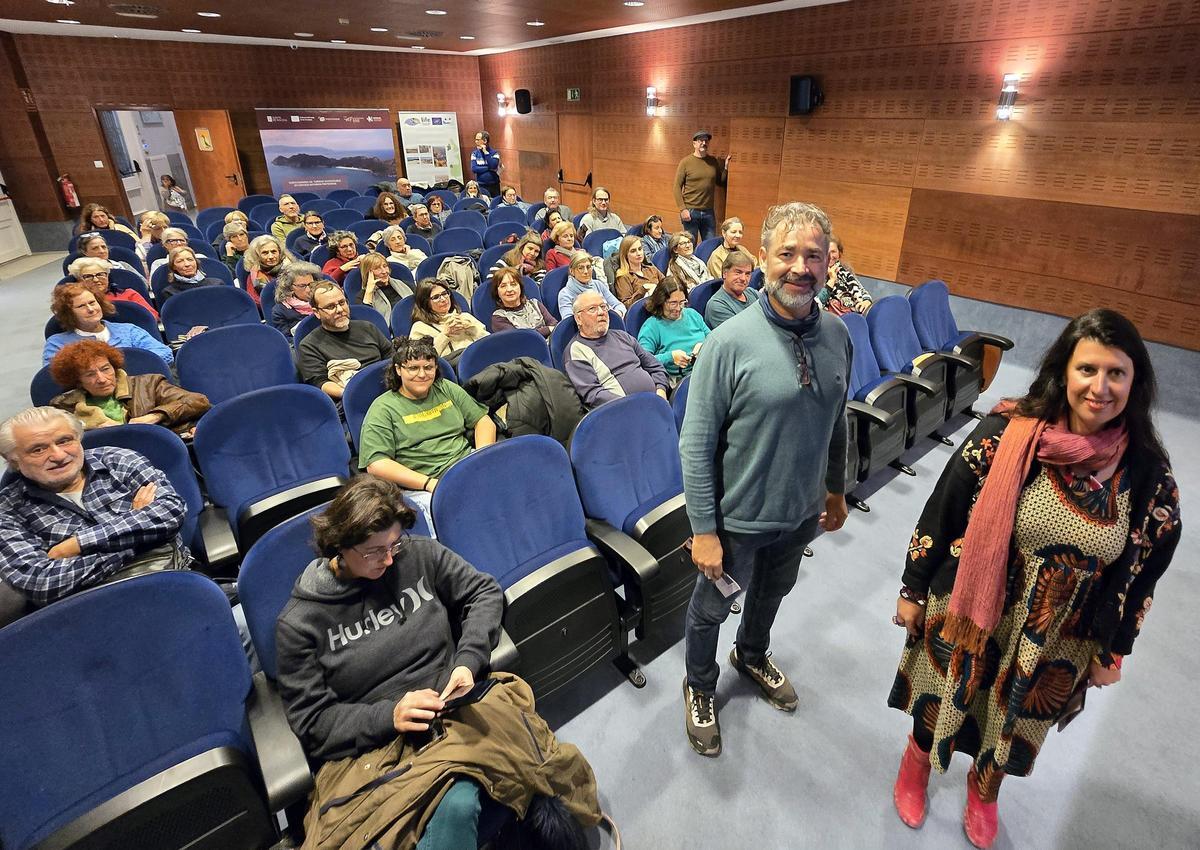 Proyección del documental sobre la cantante caboverdiana Cesária Évora, con la invitada Edídia Souto (profesora e investigadora) y Burghard Baltrusch (moderador y director de cátedra)