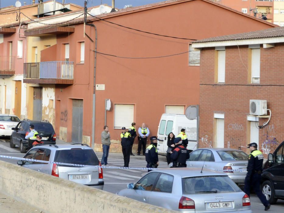 Desplegament policial al barri de Sant Joan per trobar els autors dels trets