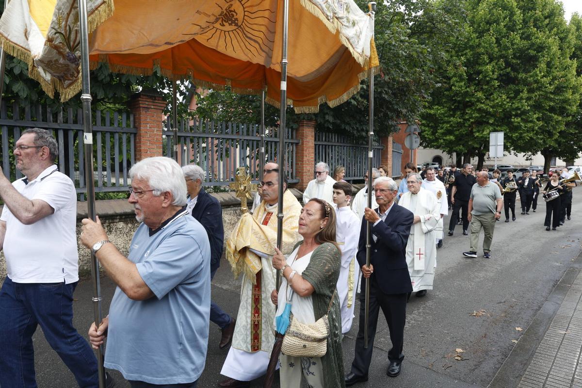 La misa y procesión del barrio de Jove, en imágenes La misa y procesión del barrio de Jove, en imágenes