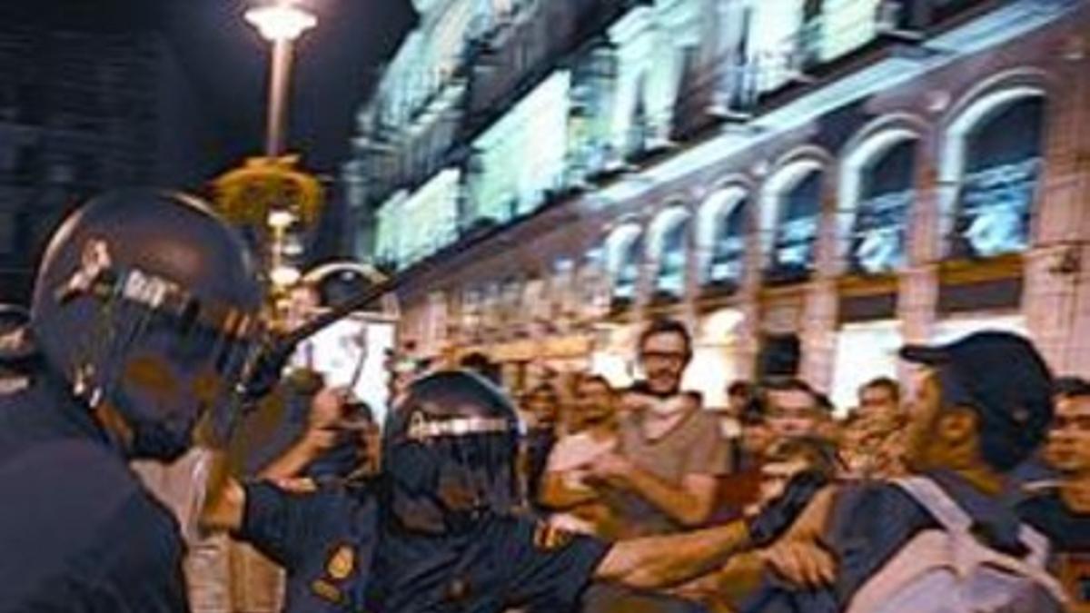 La policía carga en la Puerta del Sol.