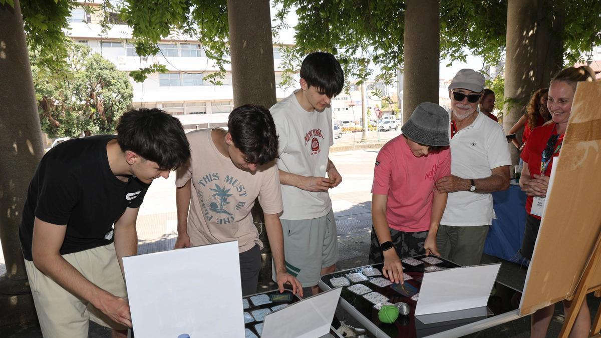 Uno de los talleres del IIM-CSIC instalados en la Alameda de Bouzas.