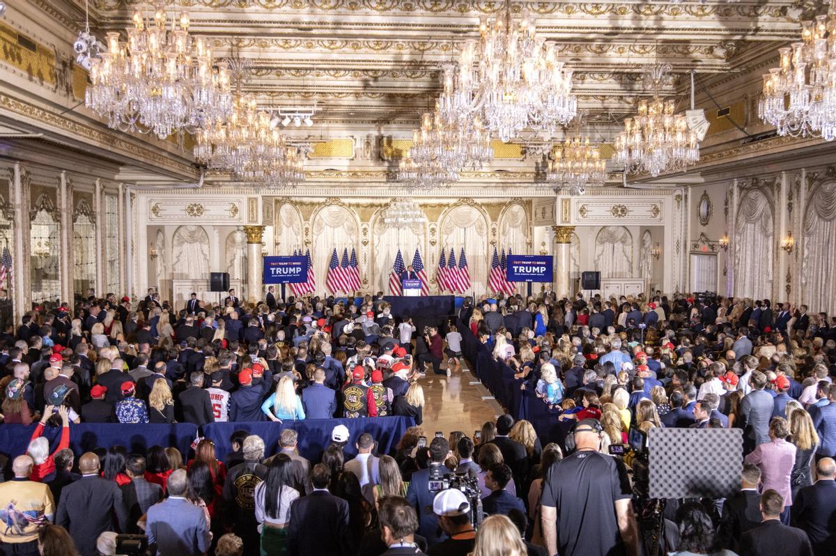 El expresidente estadounidense Donald J. Trump pronuncia unas palabras en su resort Mar-a-Lago en Palm Beach.