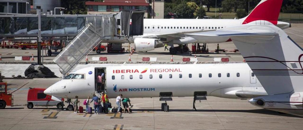 Un avión de Air Nostrum en el aeropuerto de Vigo. // C. Graña