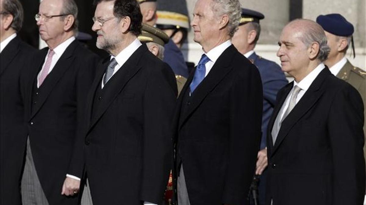 El ministro del Interior, Jorge Fernández Díaz; el de Defensa, Pedro Morenés, y el presidente del Gobierno, Mariano Rajoy (de derecha a izquierda), el pasado 6 de enero, en la celebración de la Pascua Militar en el Palacio Real. EFE / JAVIER LIZÓN