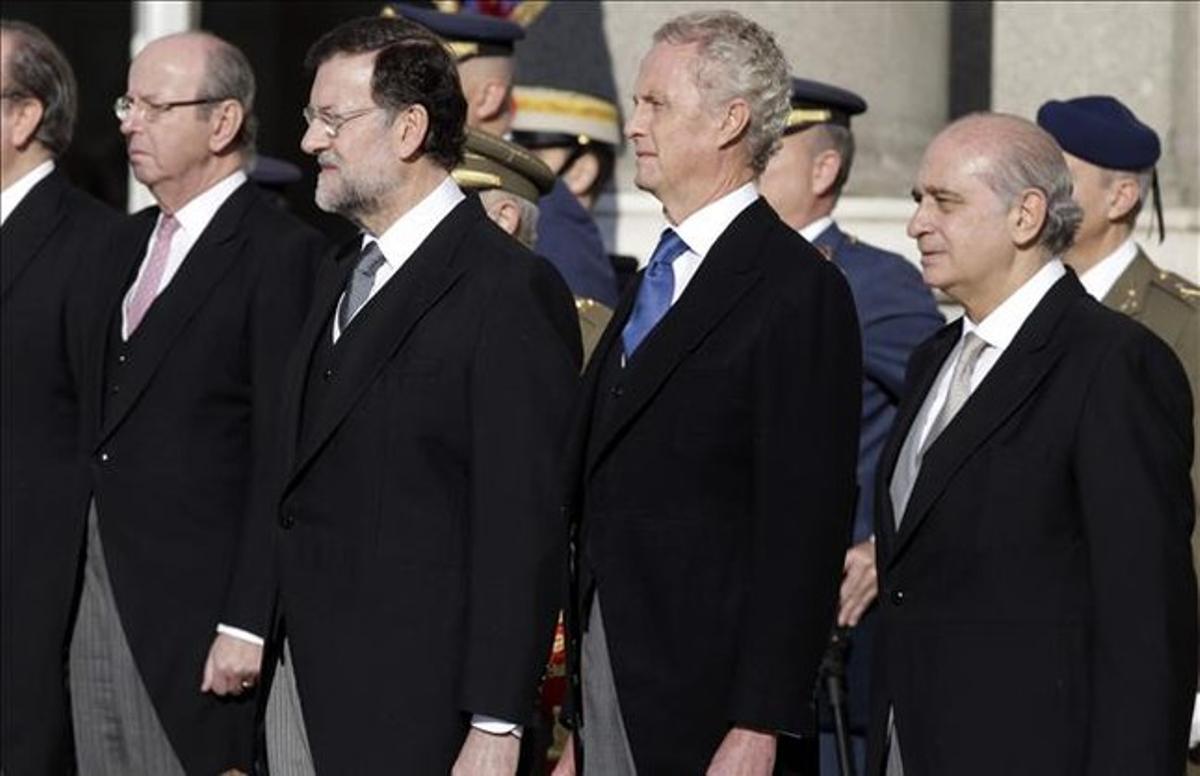 El ministre de l’Interior, Jorge Fernández Díaz; el de Defensa, Pedro Morenés, i el president del Govern, Mariano Rajoy (de dreta a esquerra), el 6 de gener passat, en la celebració de la Pasqua Militar al palau Reial. EFE / JAVIER LIZÓN