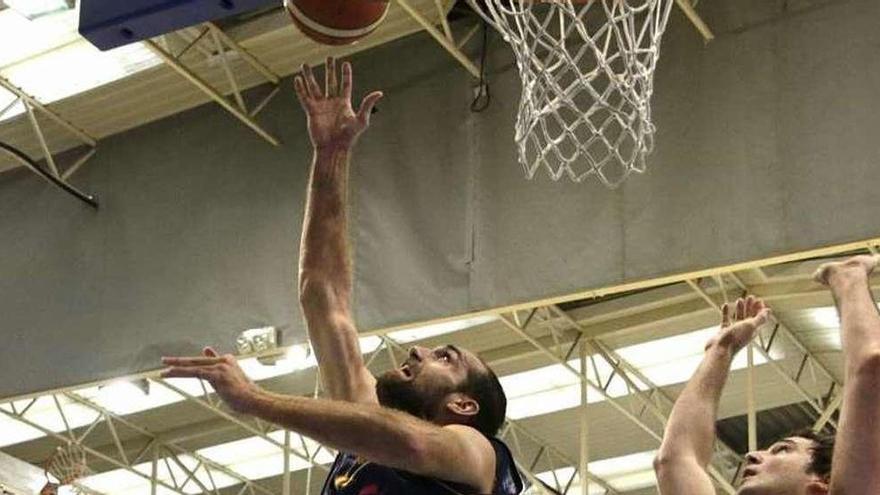 Oliver Artega trata de coger un rebote ante Martín Buesa, del Araberri, en el partido de ida en Pumarín.