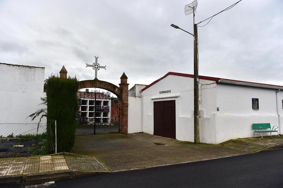 La alcaldesa de Villar de Plasencia quiere trasladar el gimnasio y habilitar un velatorio.