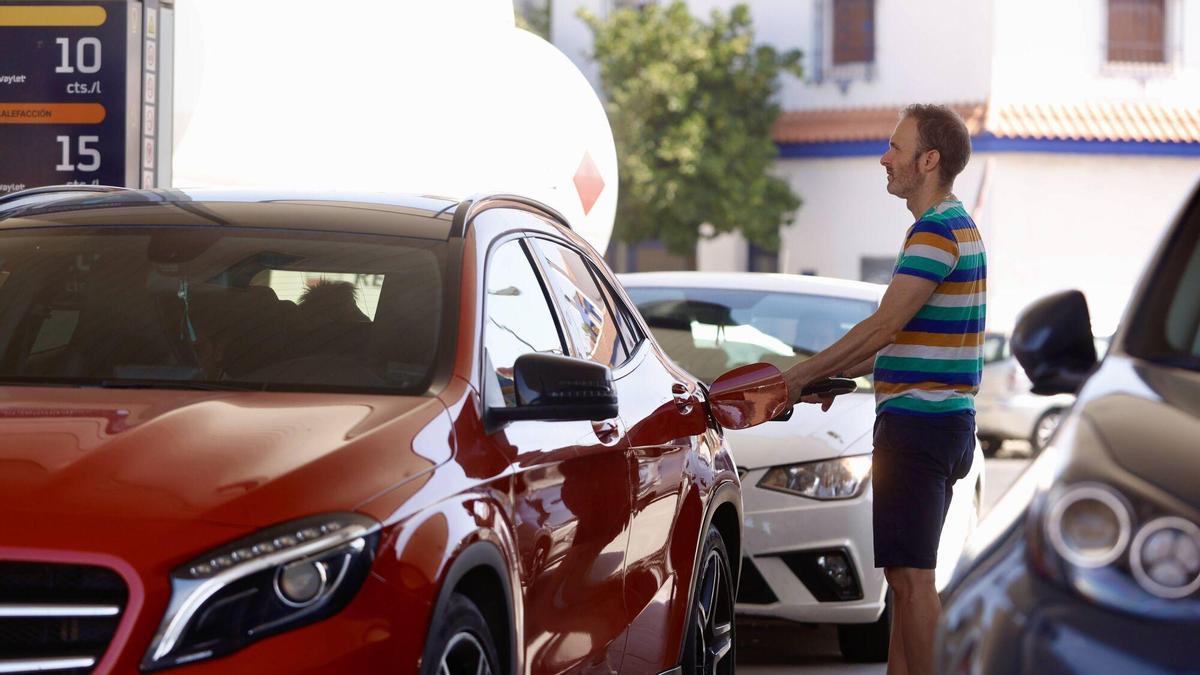 Un hombre echa gasolina a su coche en Córdoba.