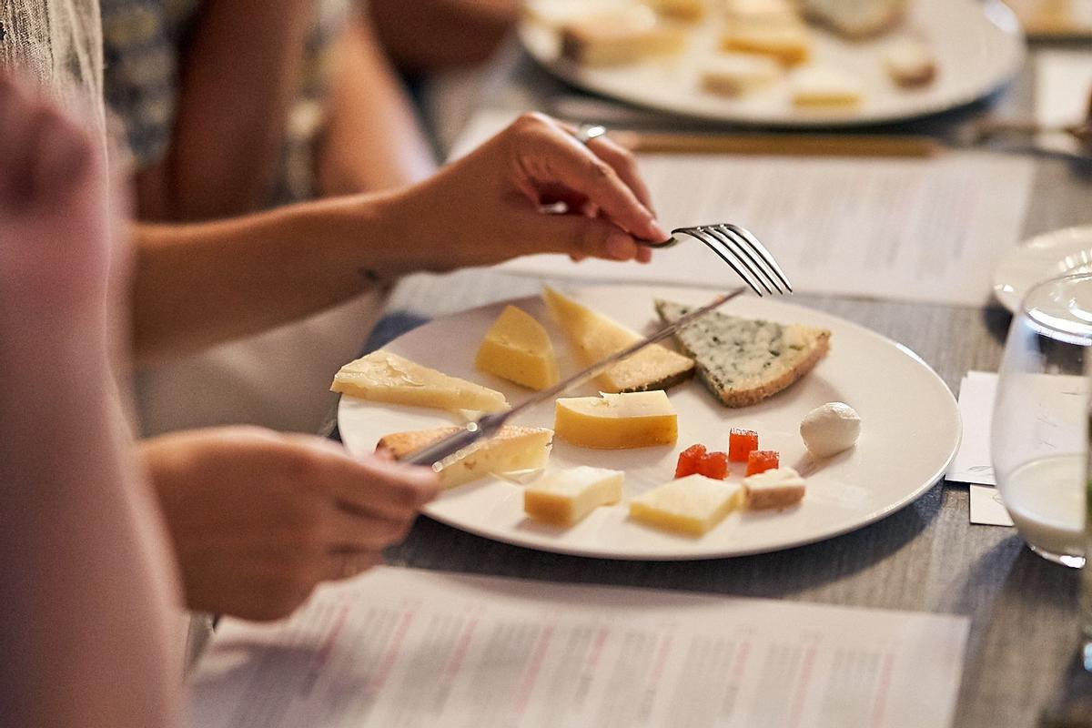 La leche y los productos lácteos constituyen uno de los grupos principales de alimentos en la nutrición ya que proporcionan gran variedad de nutrientes y beneficios para la salud.