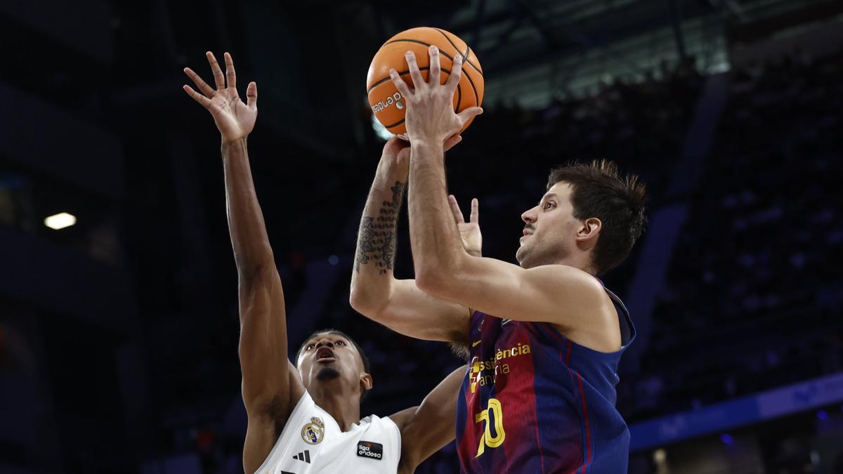 Nicolas Laprovittola trata de encestar en una jugada del Real Madrid - Barça.