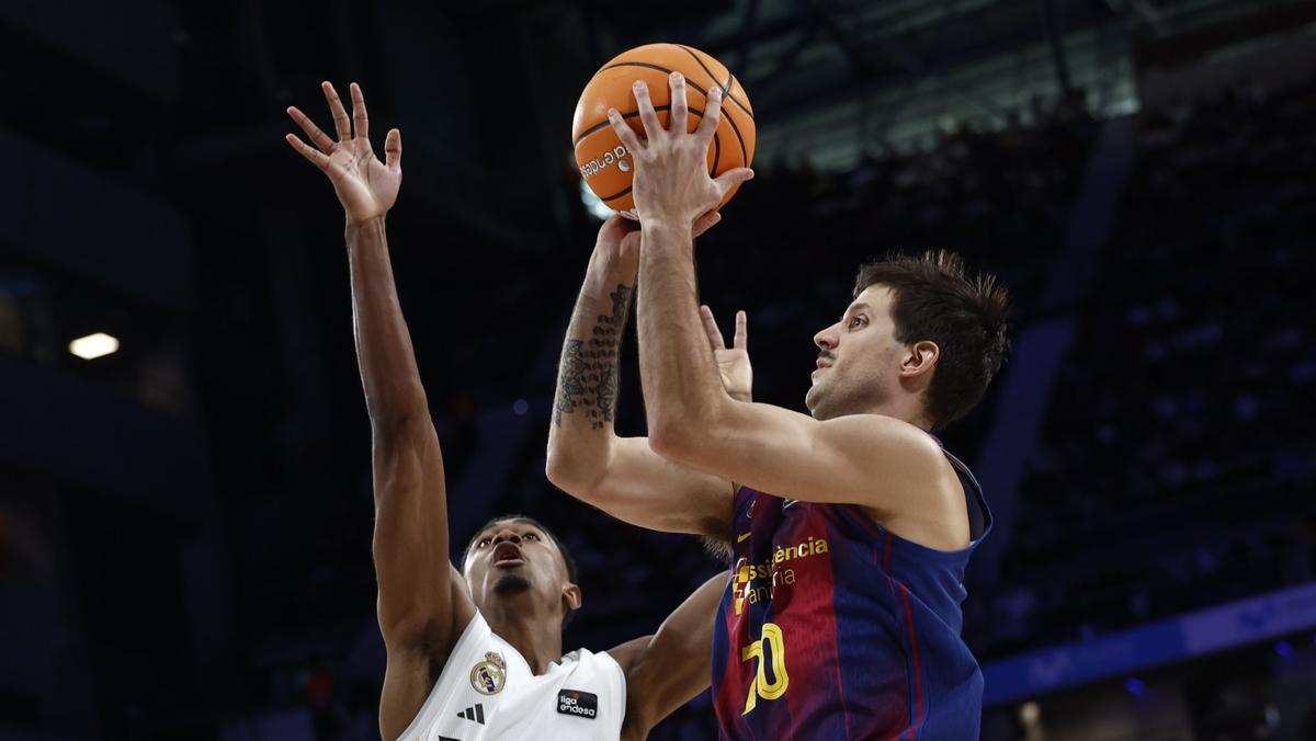 Nicolas Laprovittola trata de encestar en una jugada del Real Madrid - Barça.