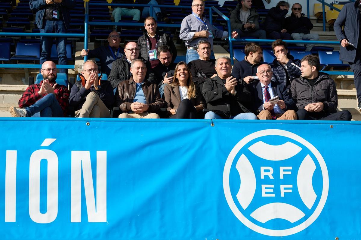 Joan Laporta apoya a Rafa Márquez en la victoria del filial