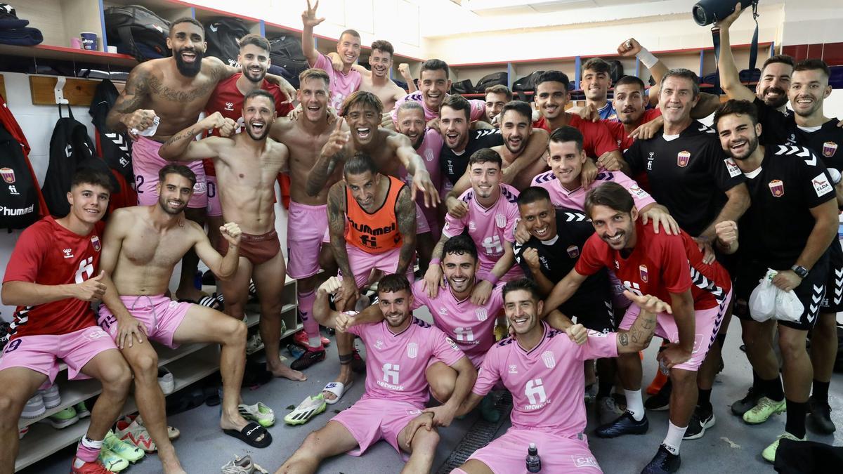 Los jugadores del Eldense celebran la victoria en el vestuario de El Alcoraz